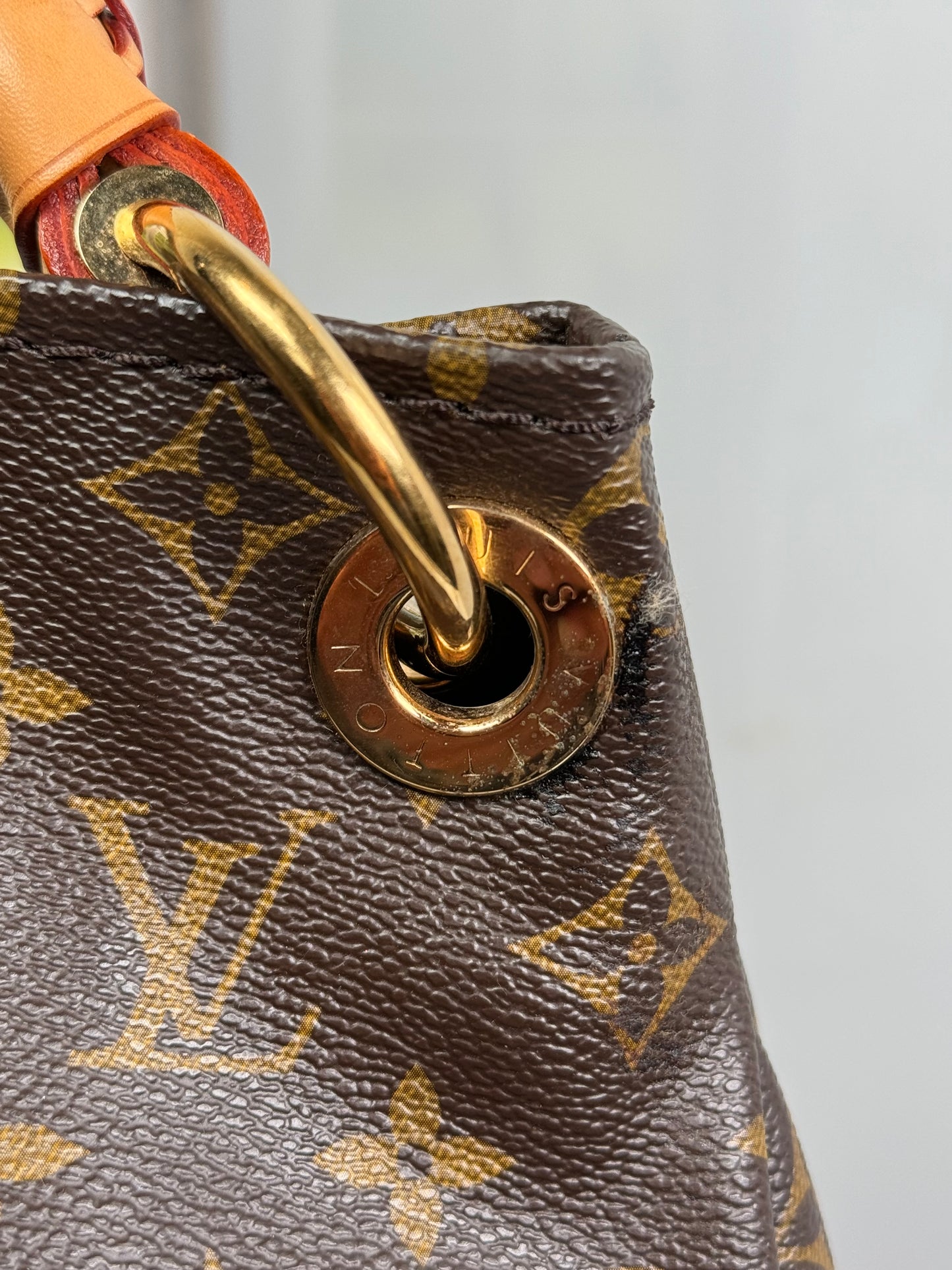 Preowned Louis Viitton Artsy MM size monogram