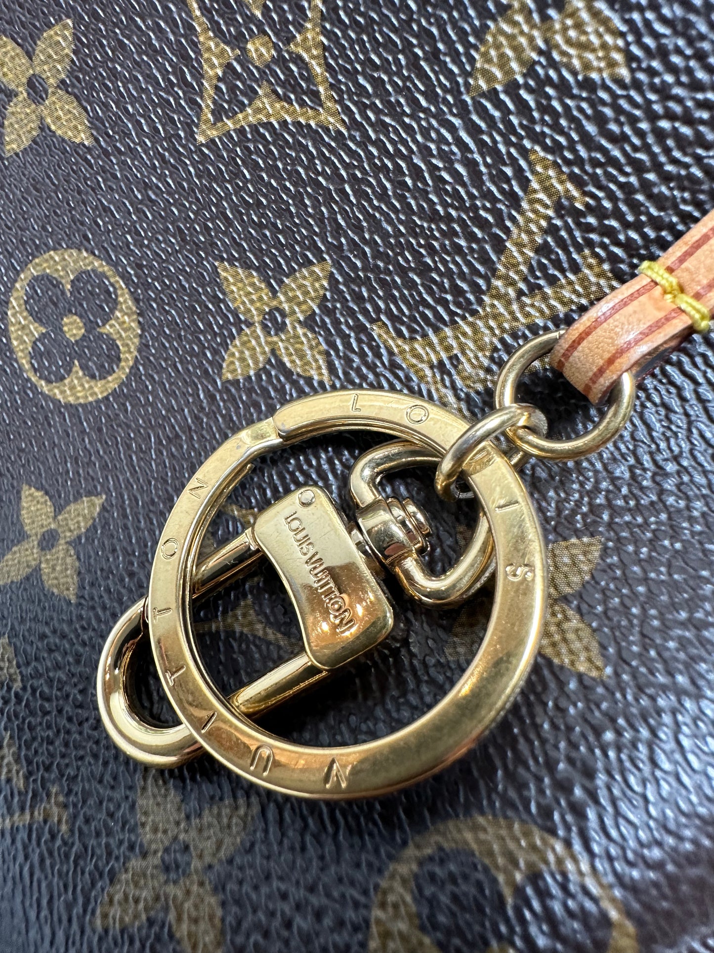 Preowned Louis Vuitton Artsy MM size monogram