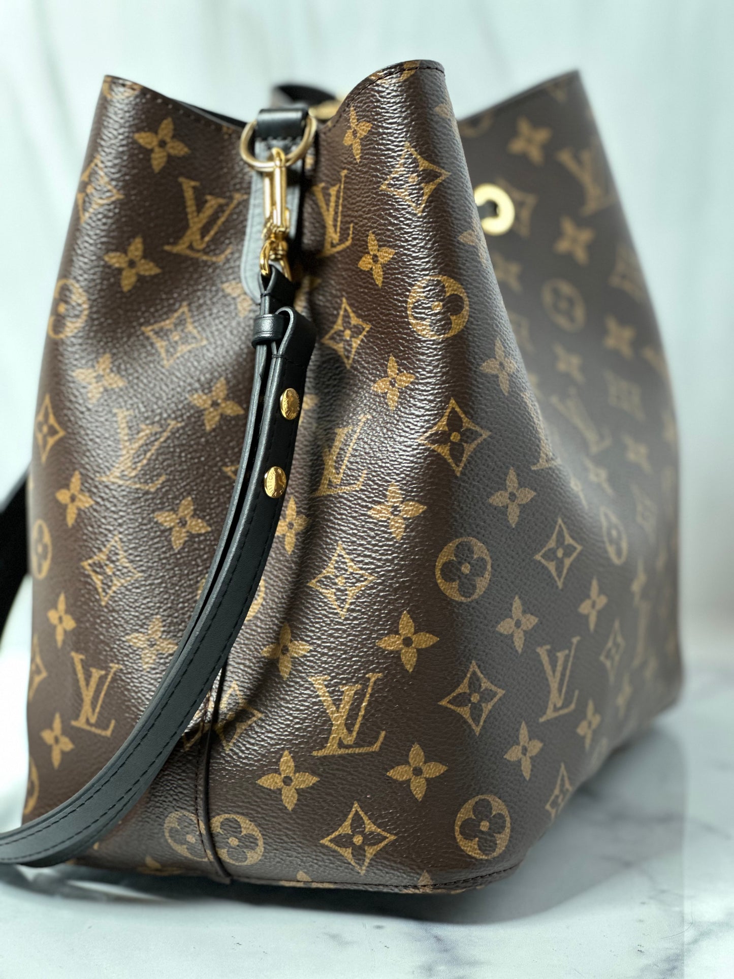 Pre-Owned Louis Vuitton Neonoe Noir