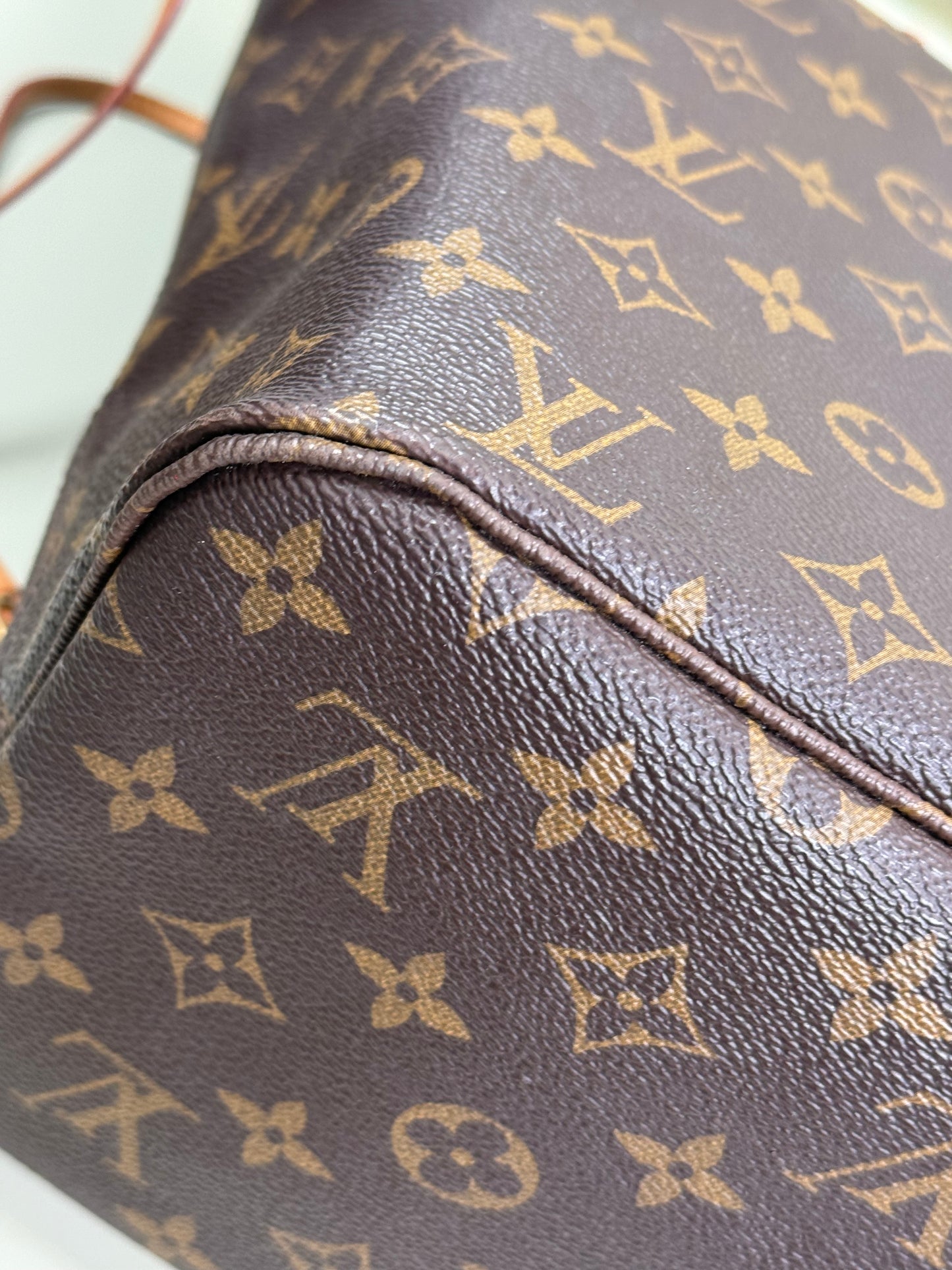 Preowned Louis Vuitton Neverful Mm size