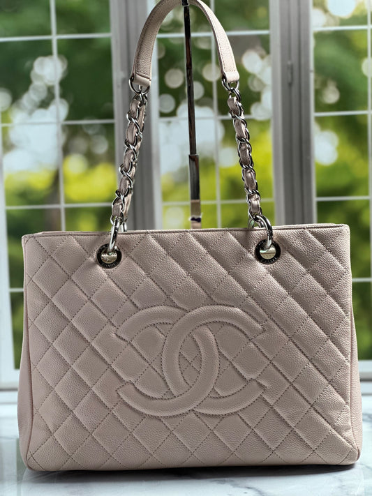 Preowned Chanel GST SHW