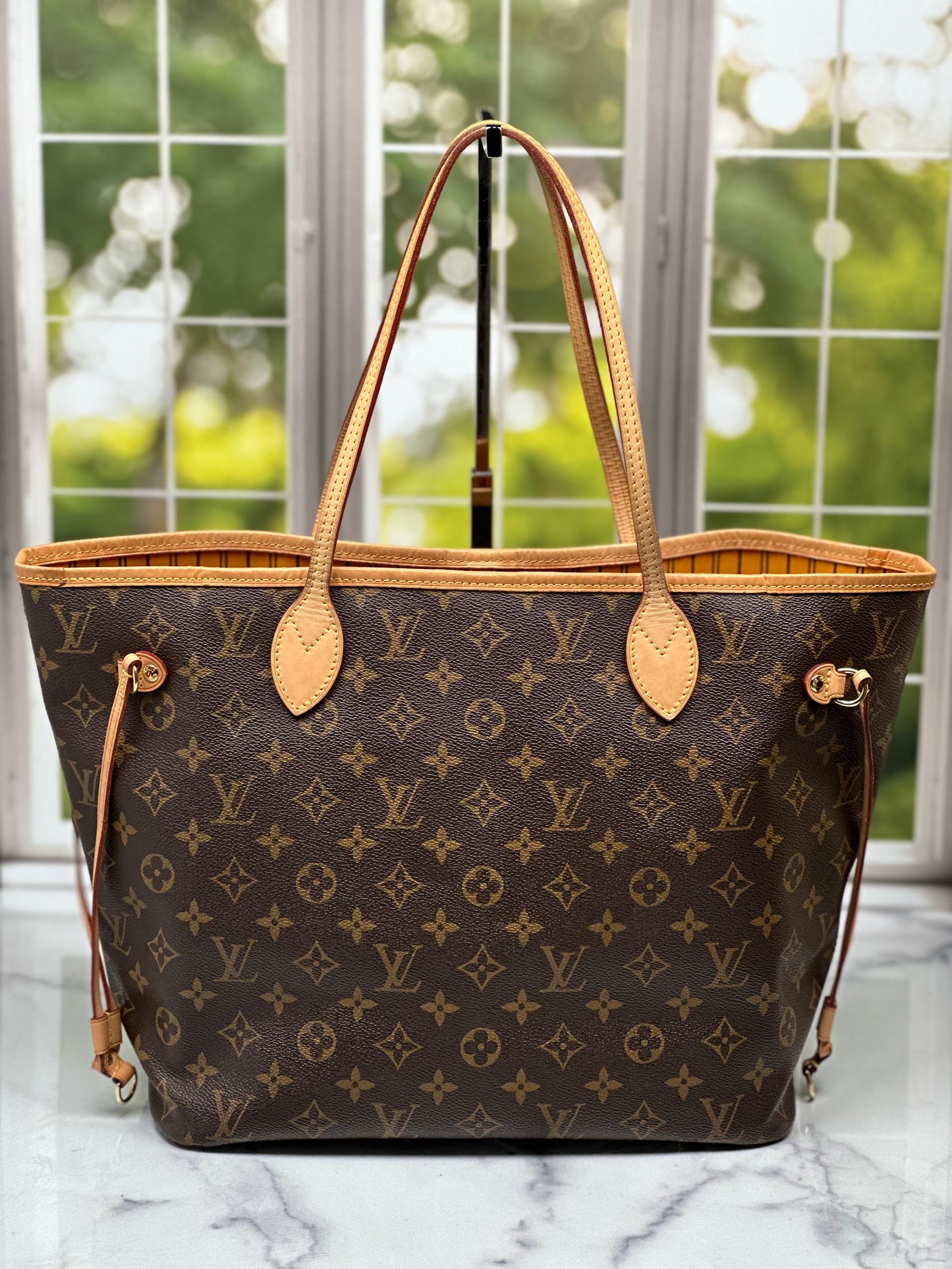 Preowned Louis Vuitton Neverful MM size