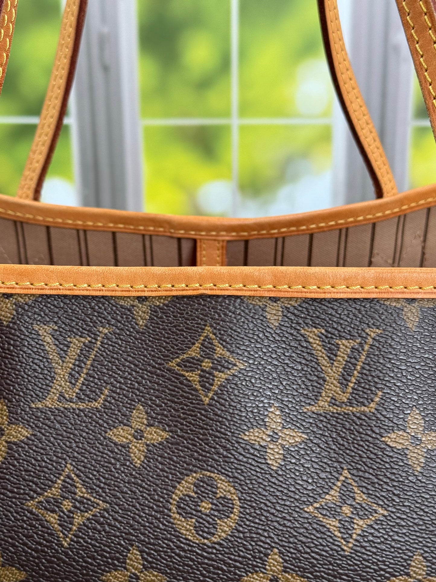 Preowned Louis Vuitton Neverful Mm size