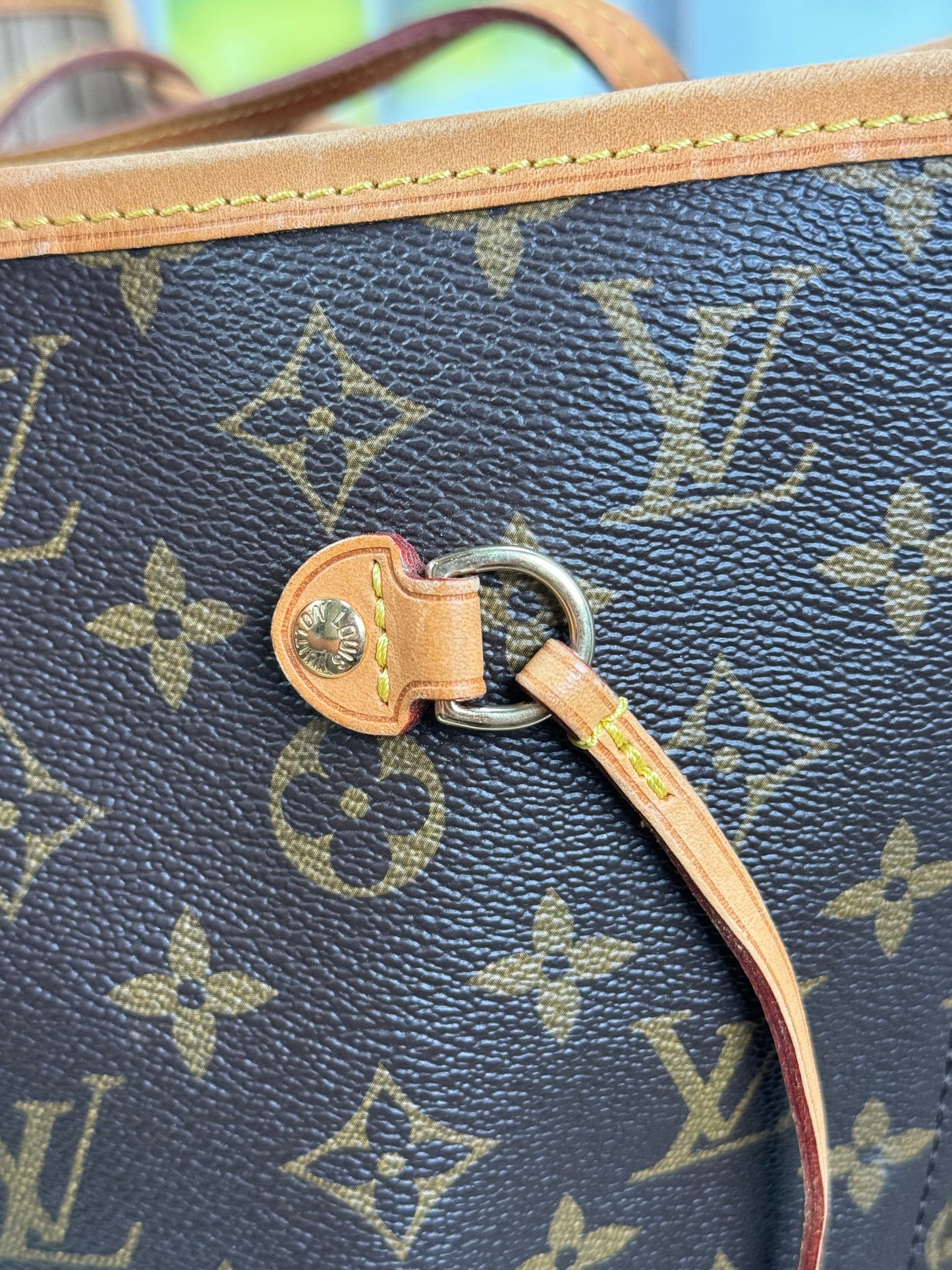 Preowned Louis Vuitton Neverful Mm size