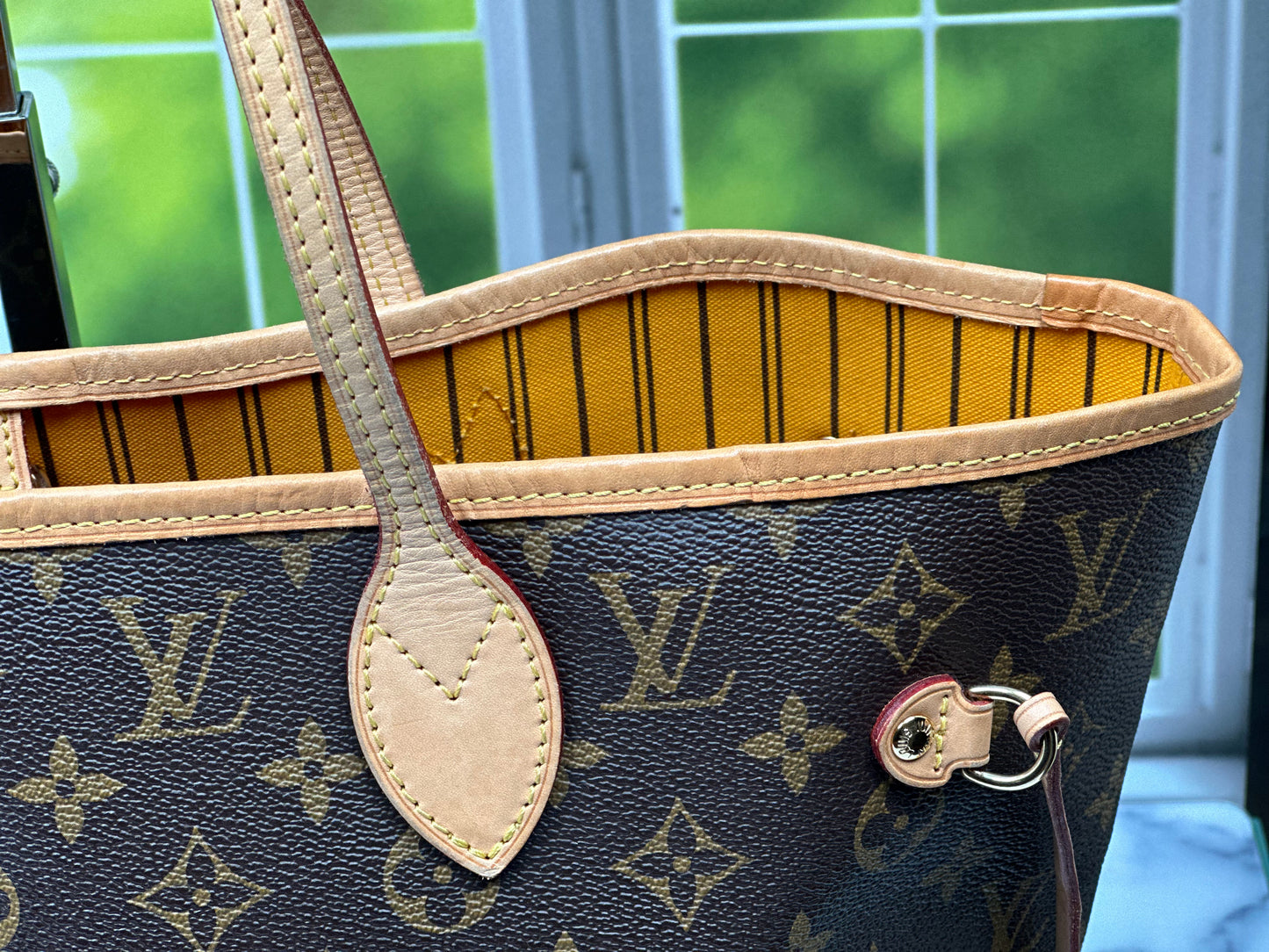 Preowned Louis Vuitton Neverful MM size