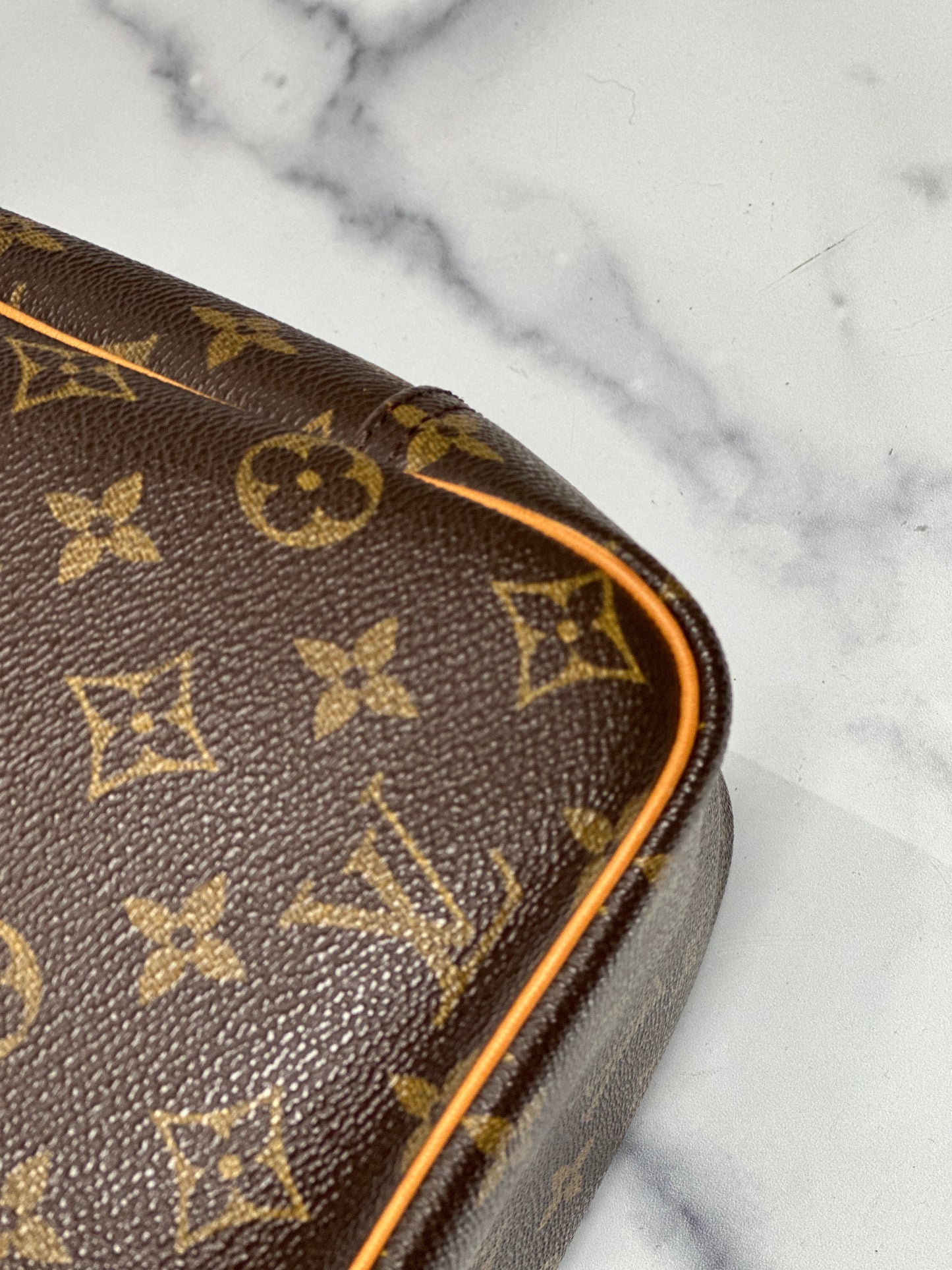 Pre-Owned Louis Vuitton Deauville MB0033