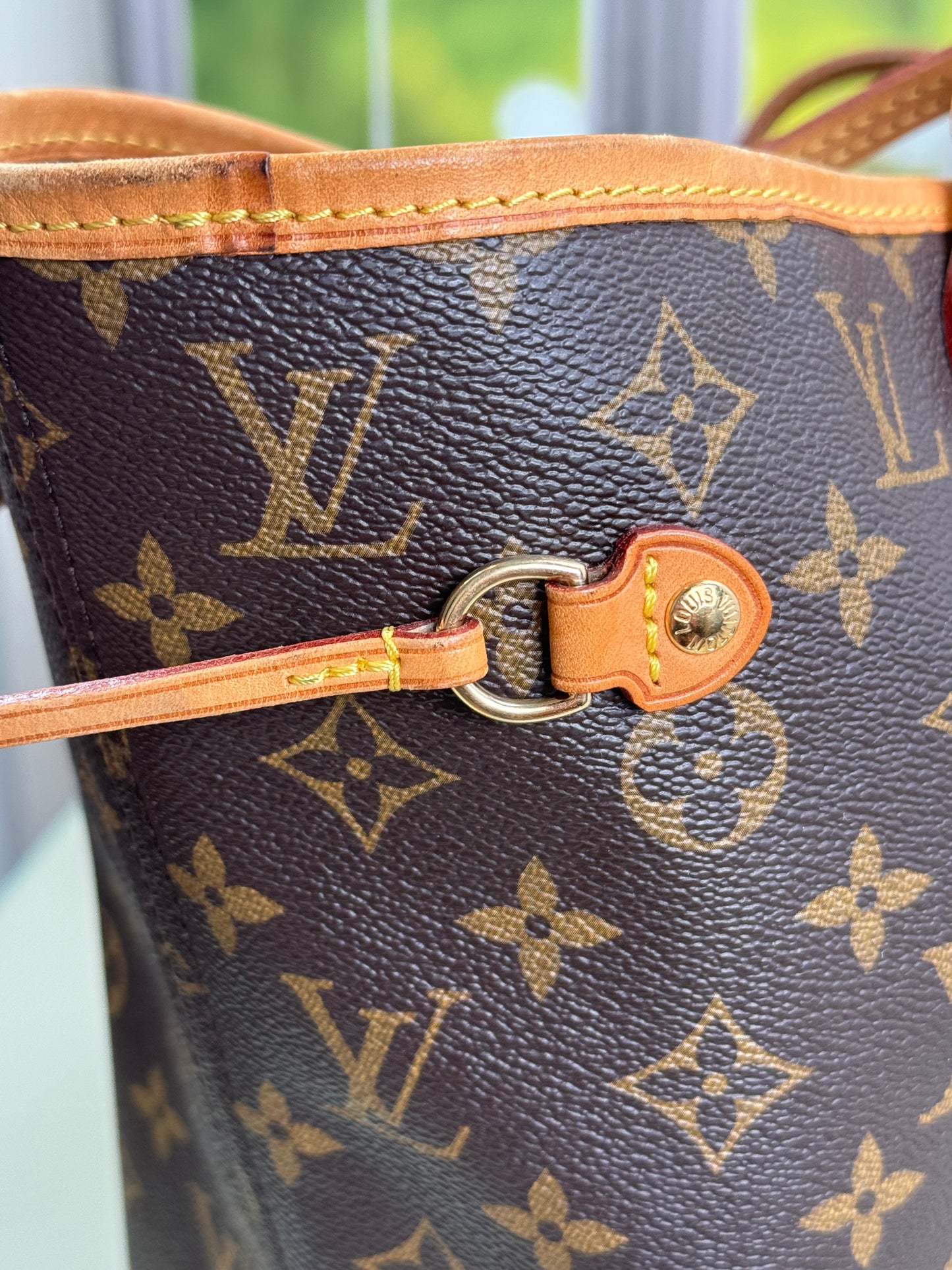 Preowned Louis Vuitton Neverful Mm size