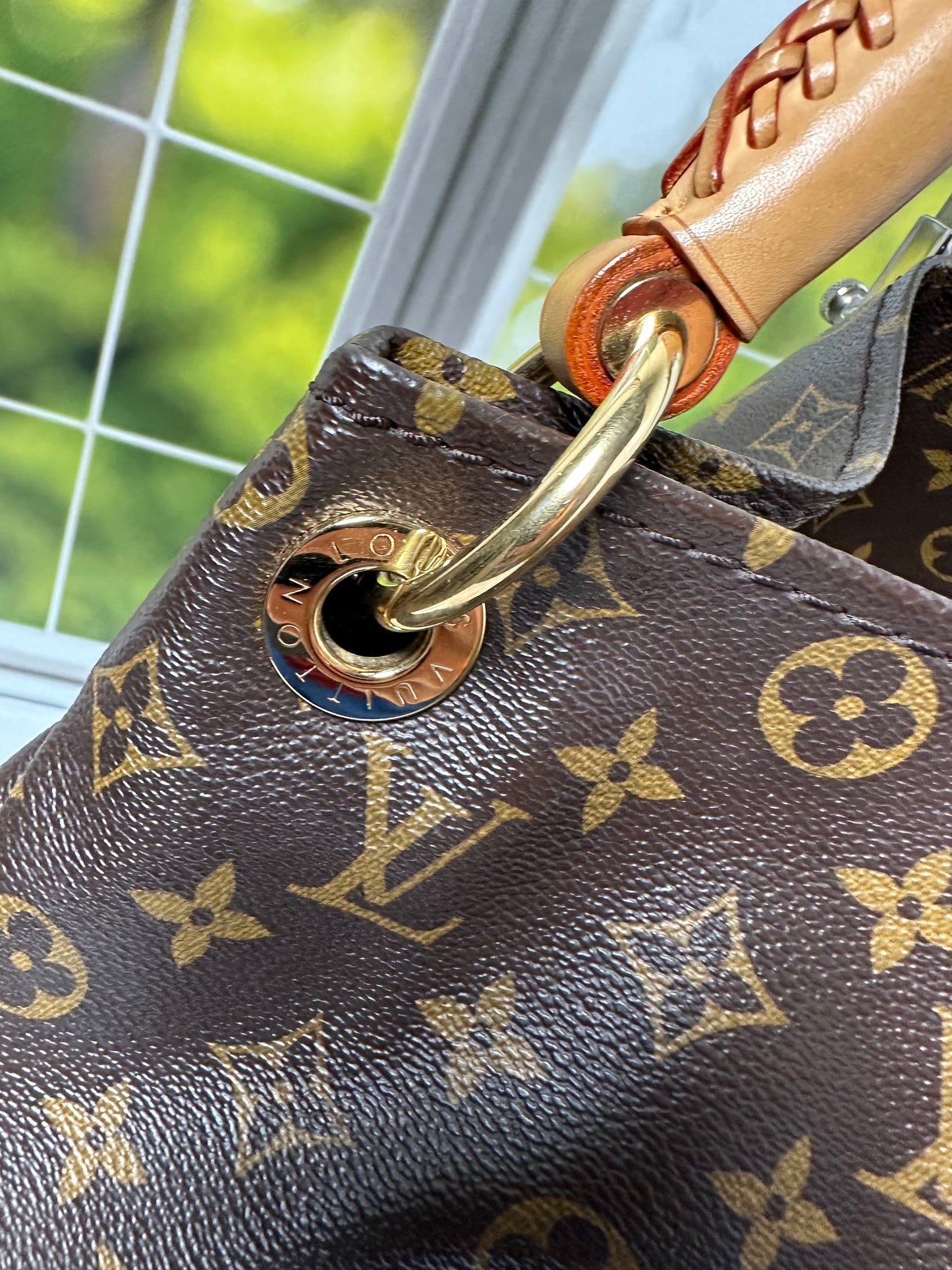 Preowned Louis Vuitton Artsy MM size monogram