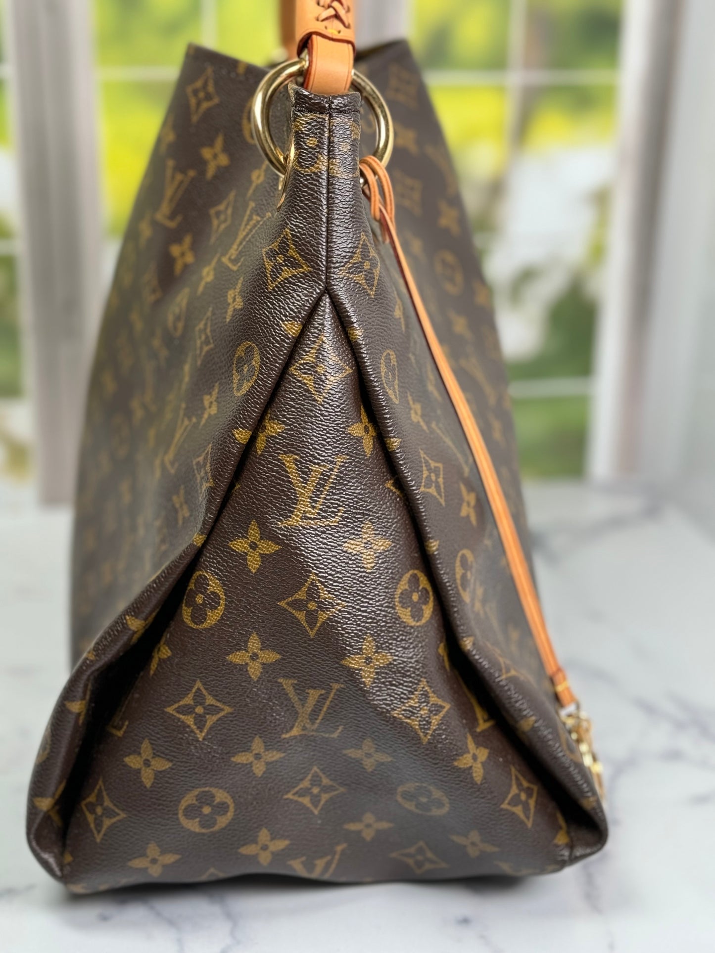 Preowned Louis Viitton Artsy MM size monogram