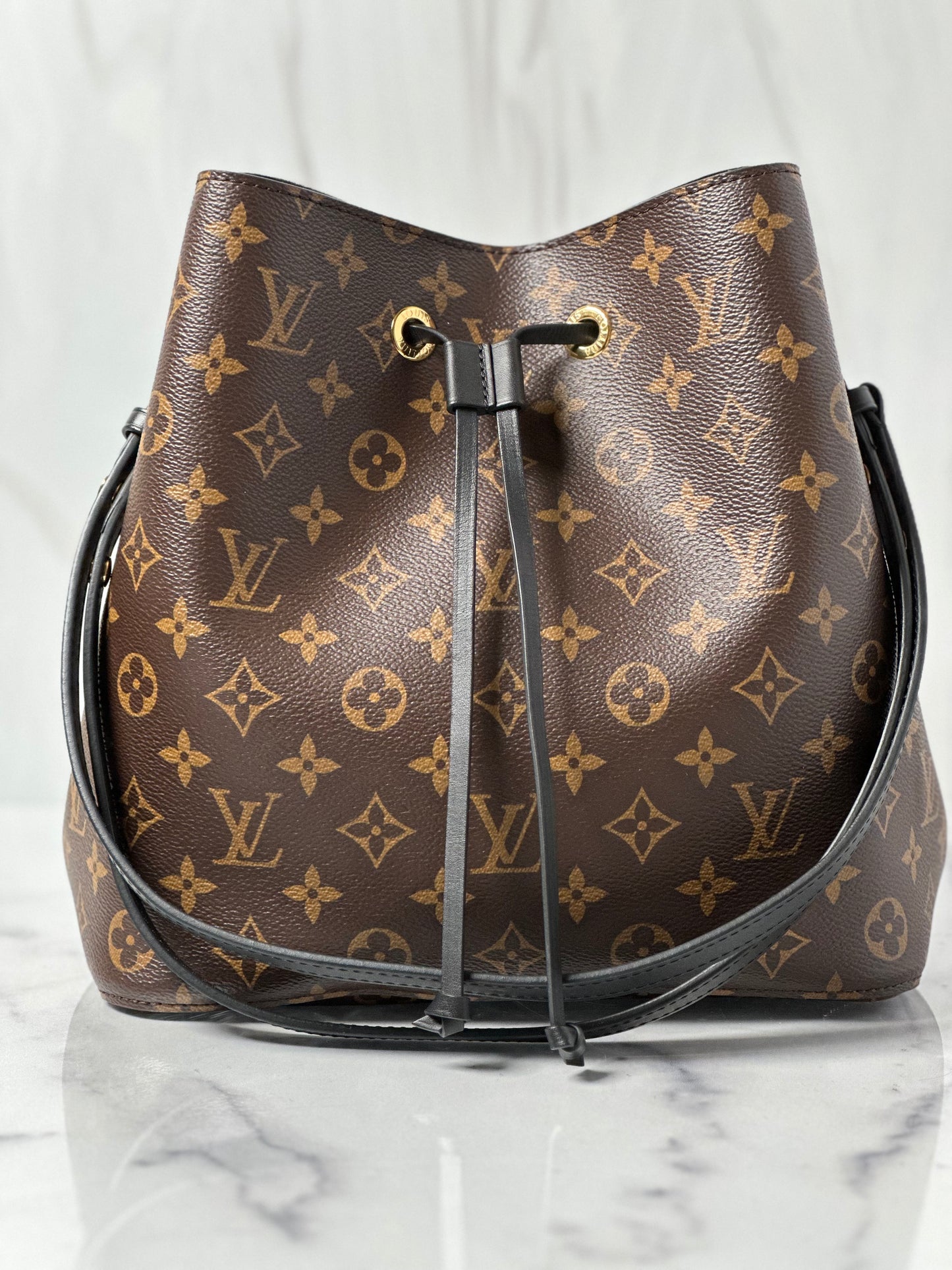 Pre-Owned Louis Vuitton Neonoe Noir