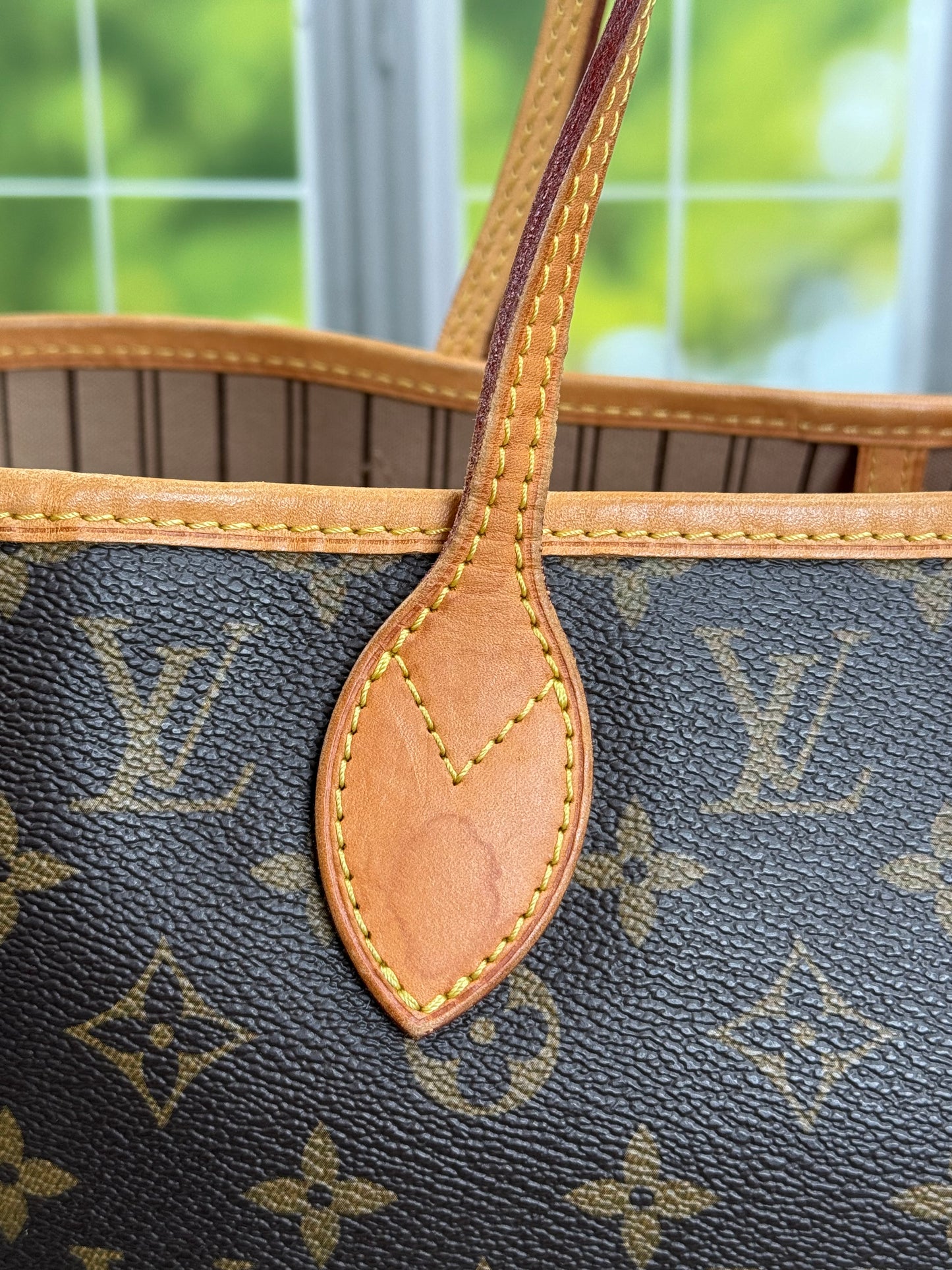 Preowned Louis Vuitton Neverful Mm size