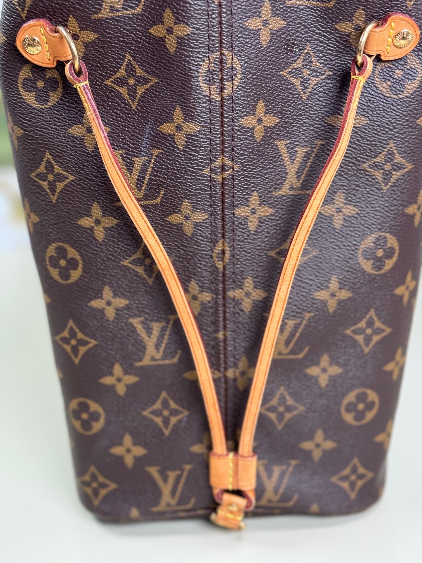 Preowned Louis Vuitton Neverful Mm size