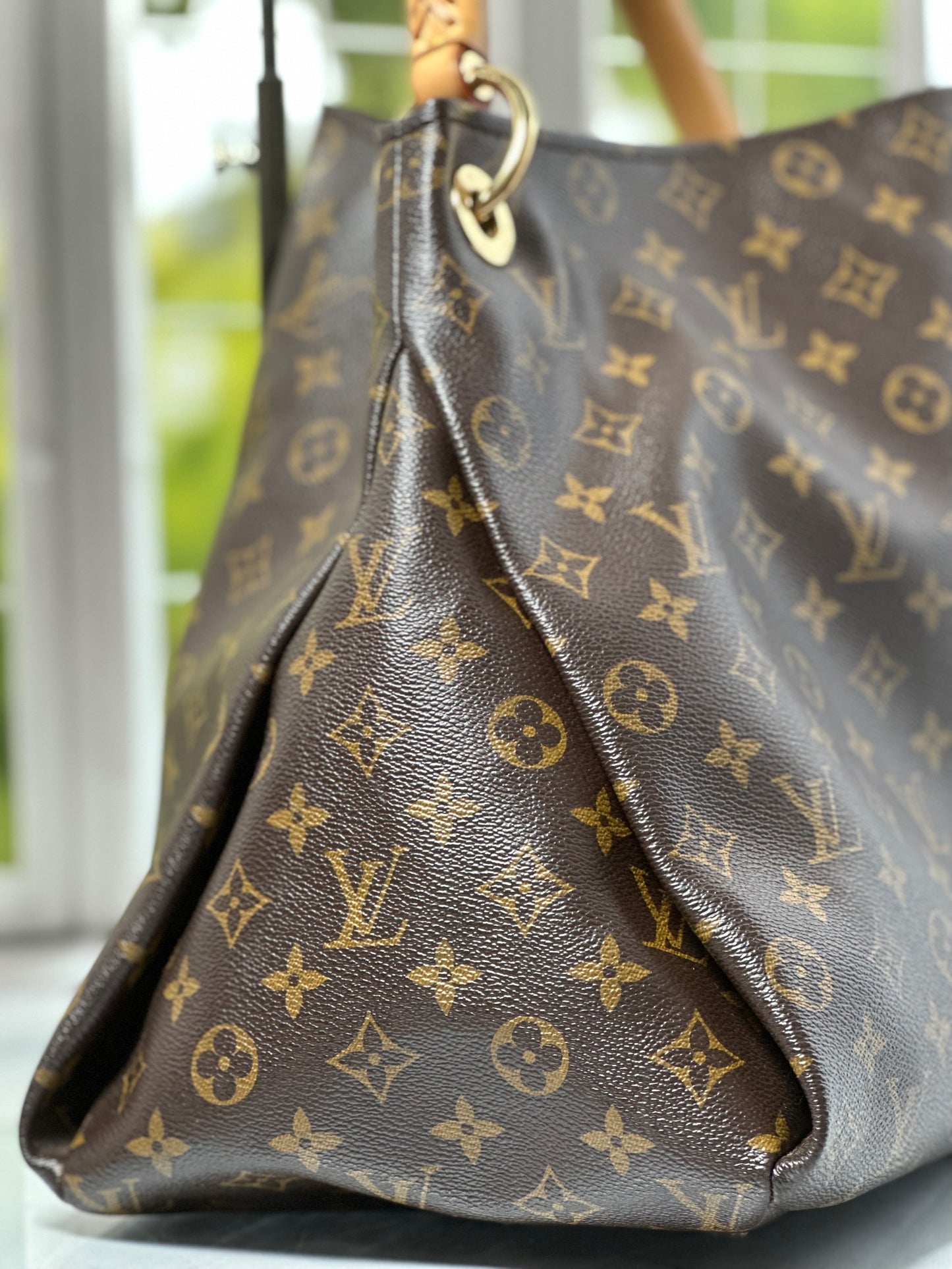 Preowned Louis Vuitton Artsy MM size monogram