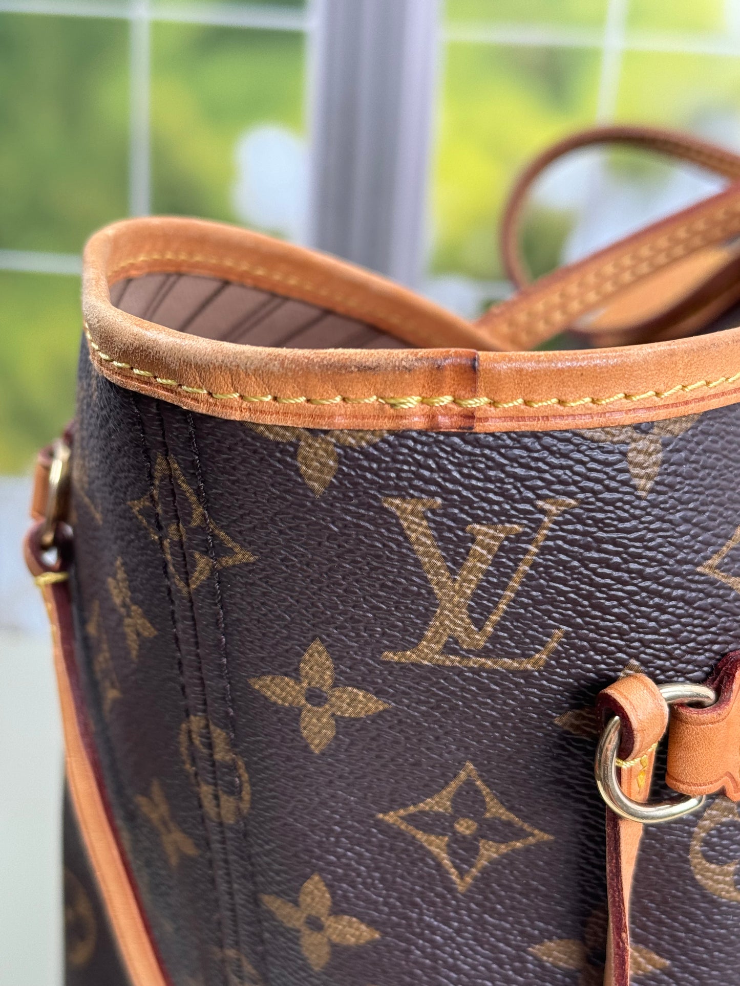 Preowned Louis Vuitton Neverful Mm size