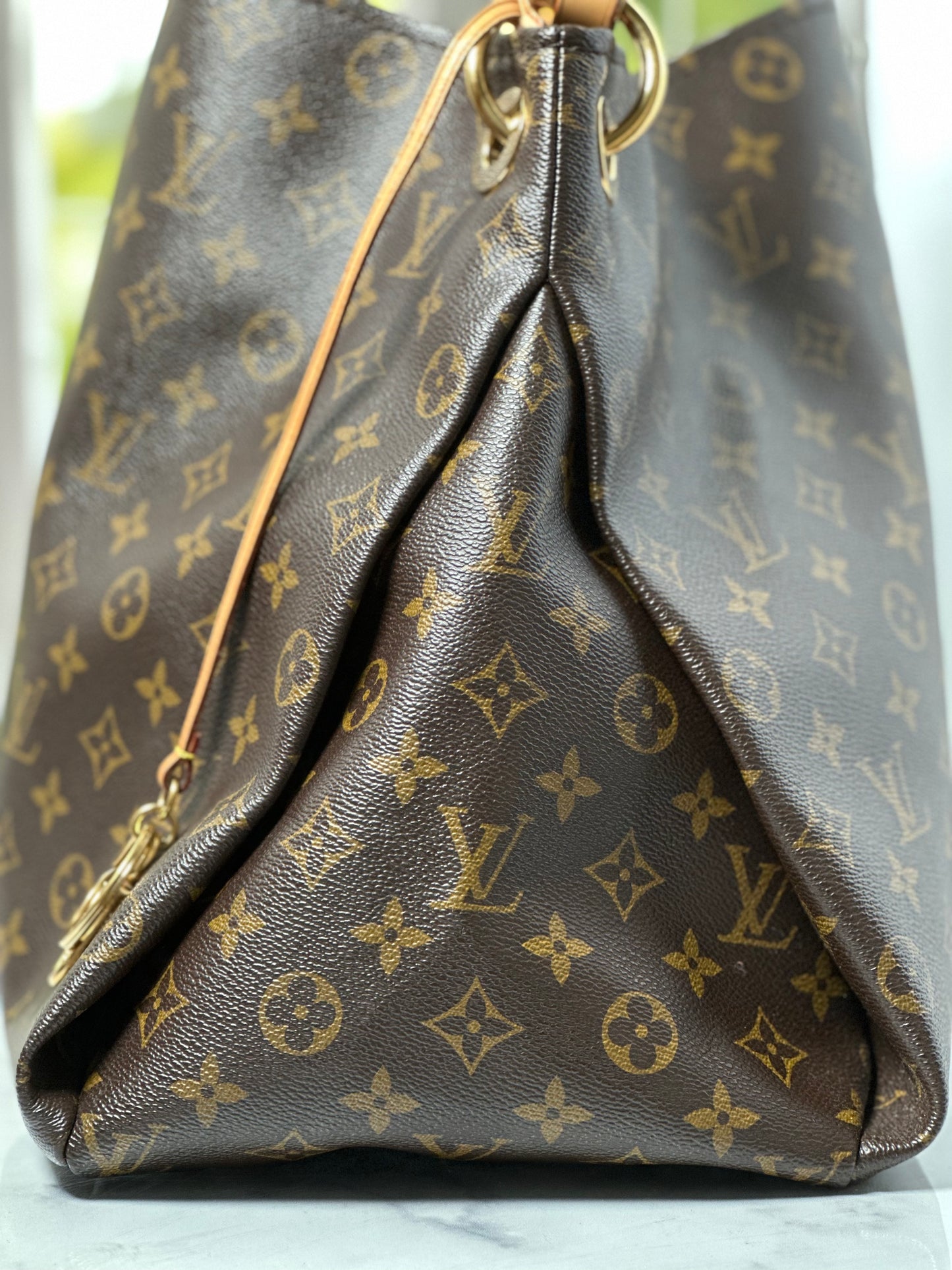 Preowned Louis Vuitton Artsy MM size monogram