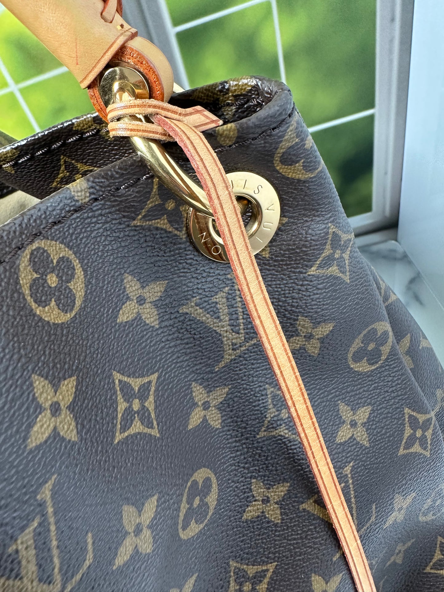 Preowned Louis Vuitton Artsy MM size monogram