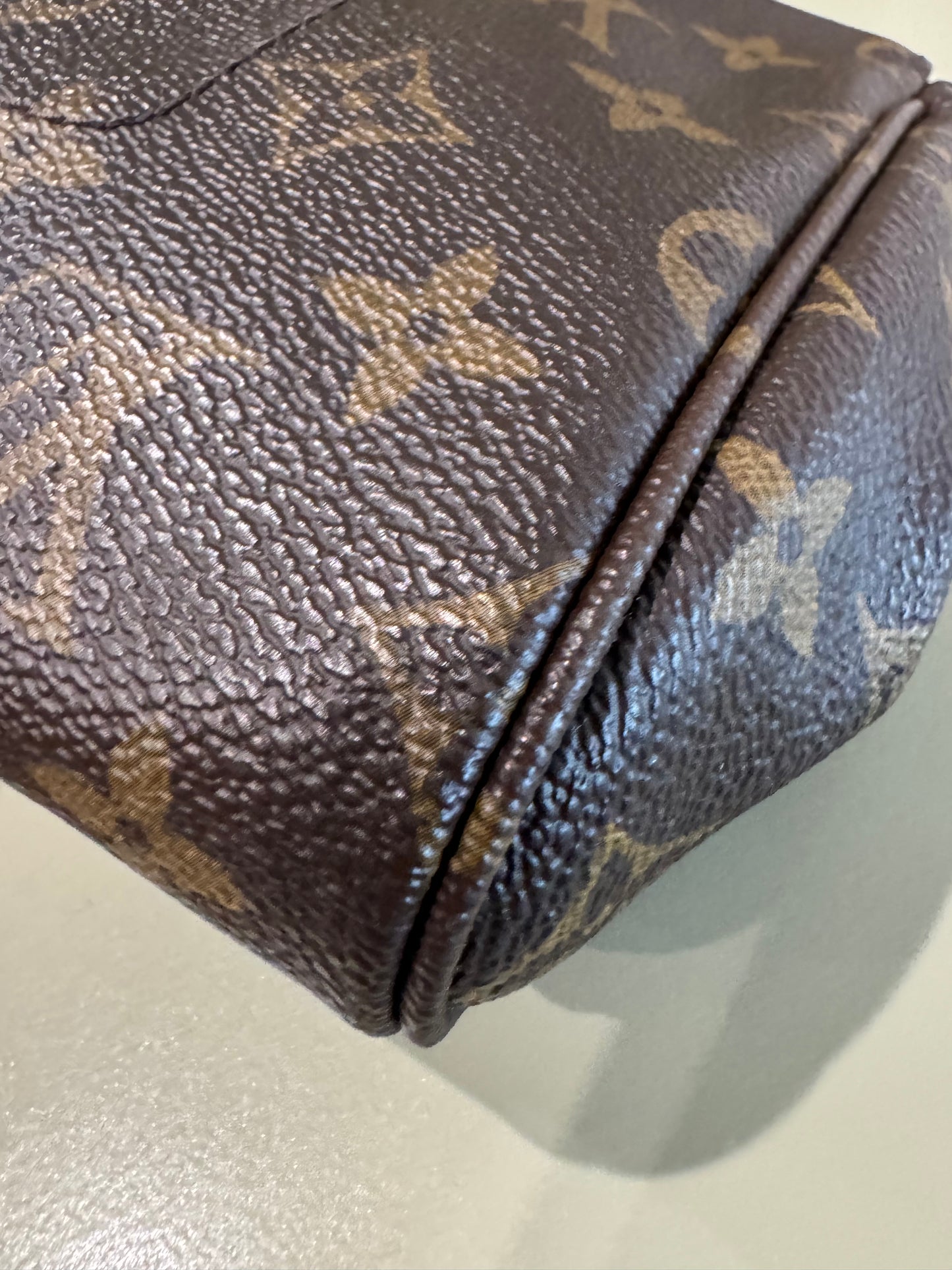 Preowned Louis Vuitton Favorite Monogram MM size