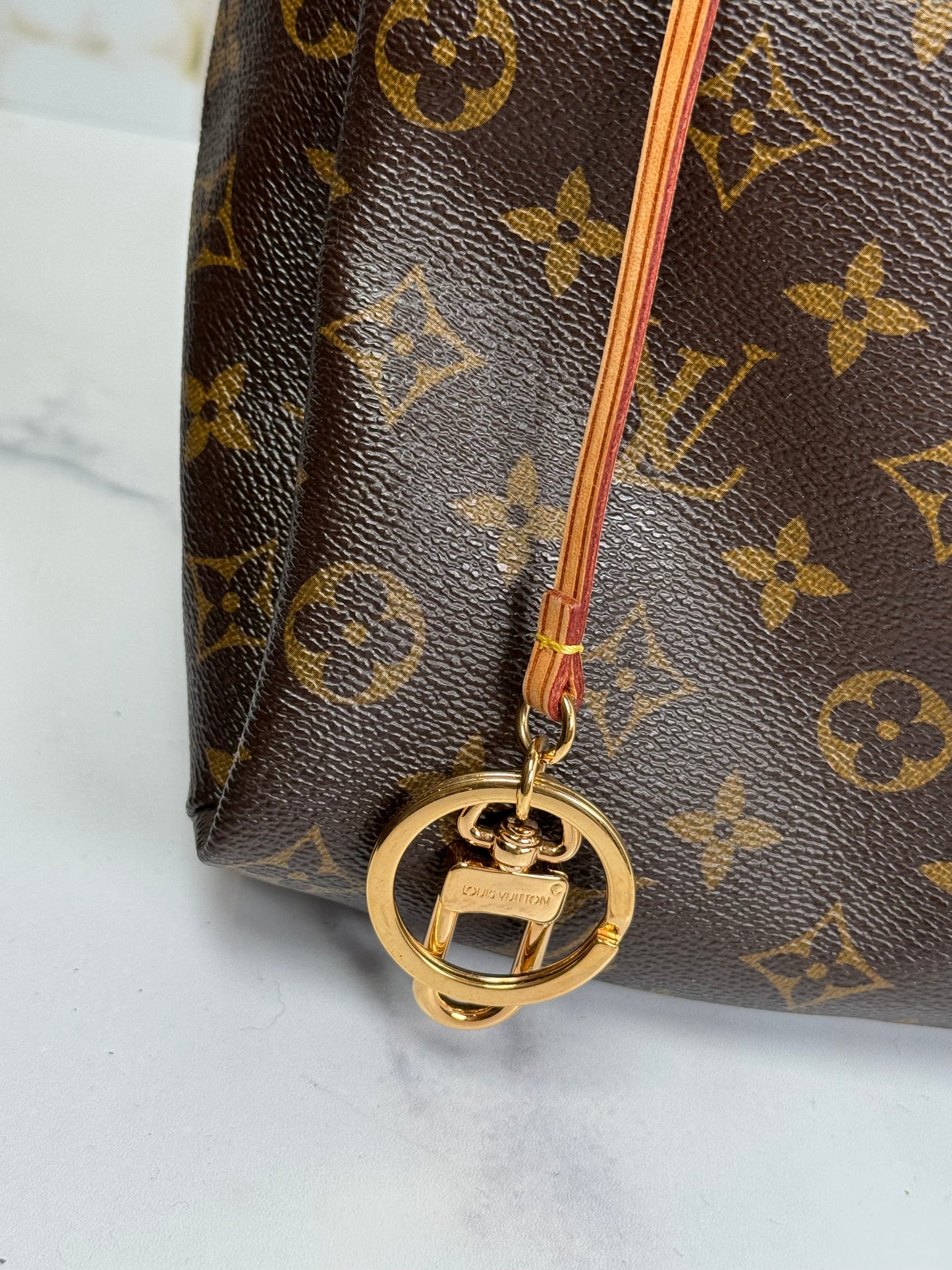 Preowned Louis Viitton Artsy MM size monogram