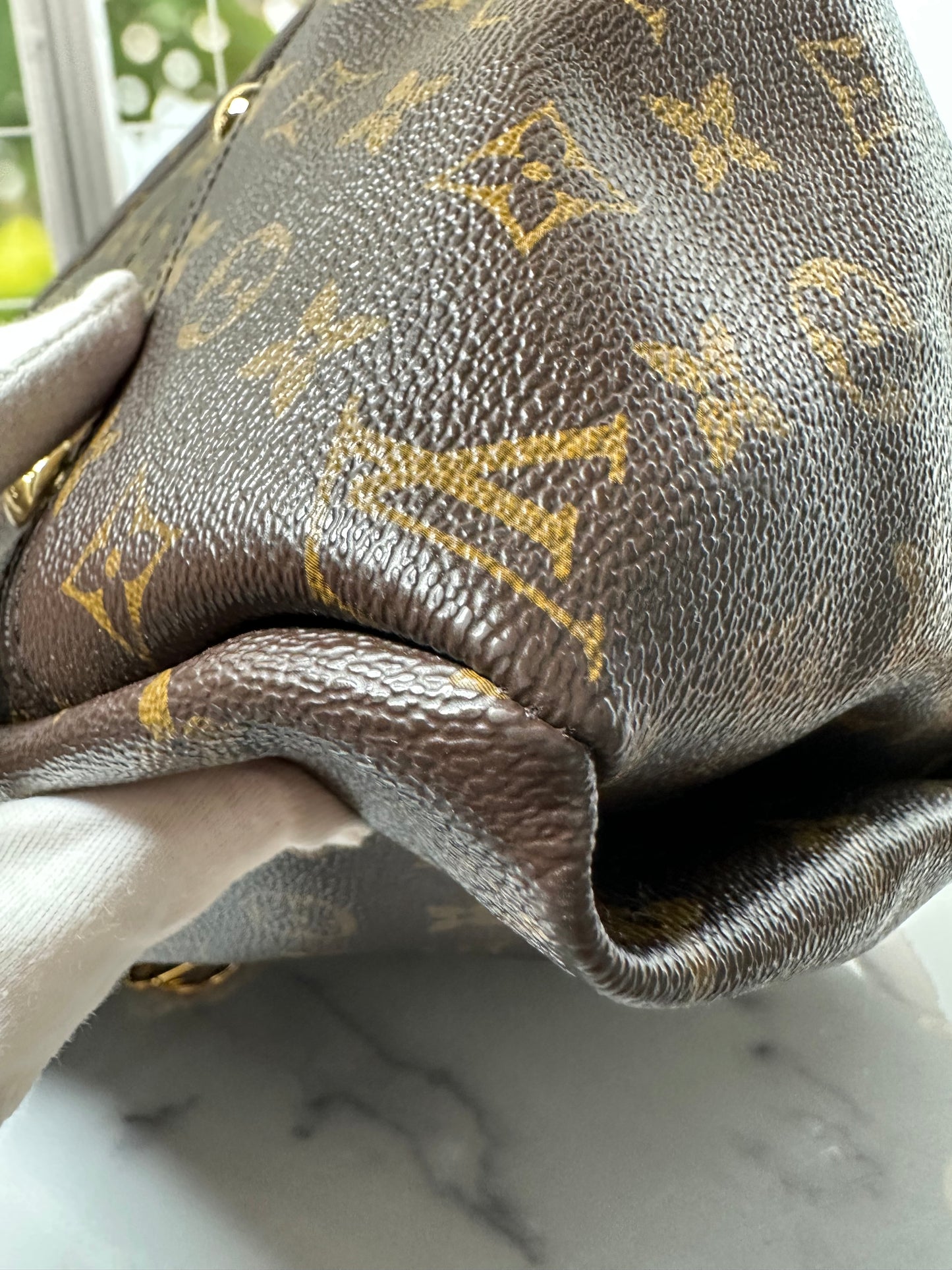 Preowned Louis Vuitton Artsy MM size monogram