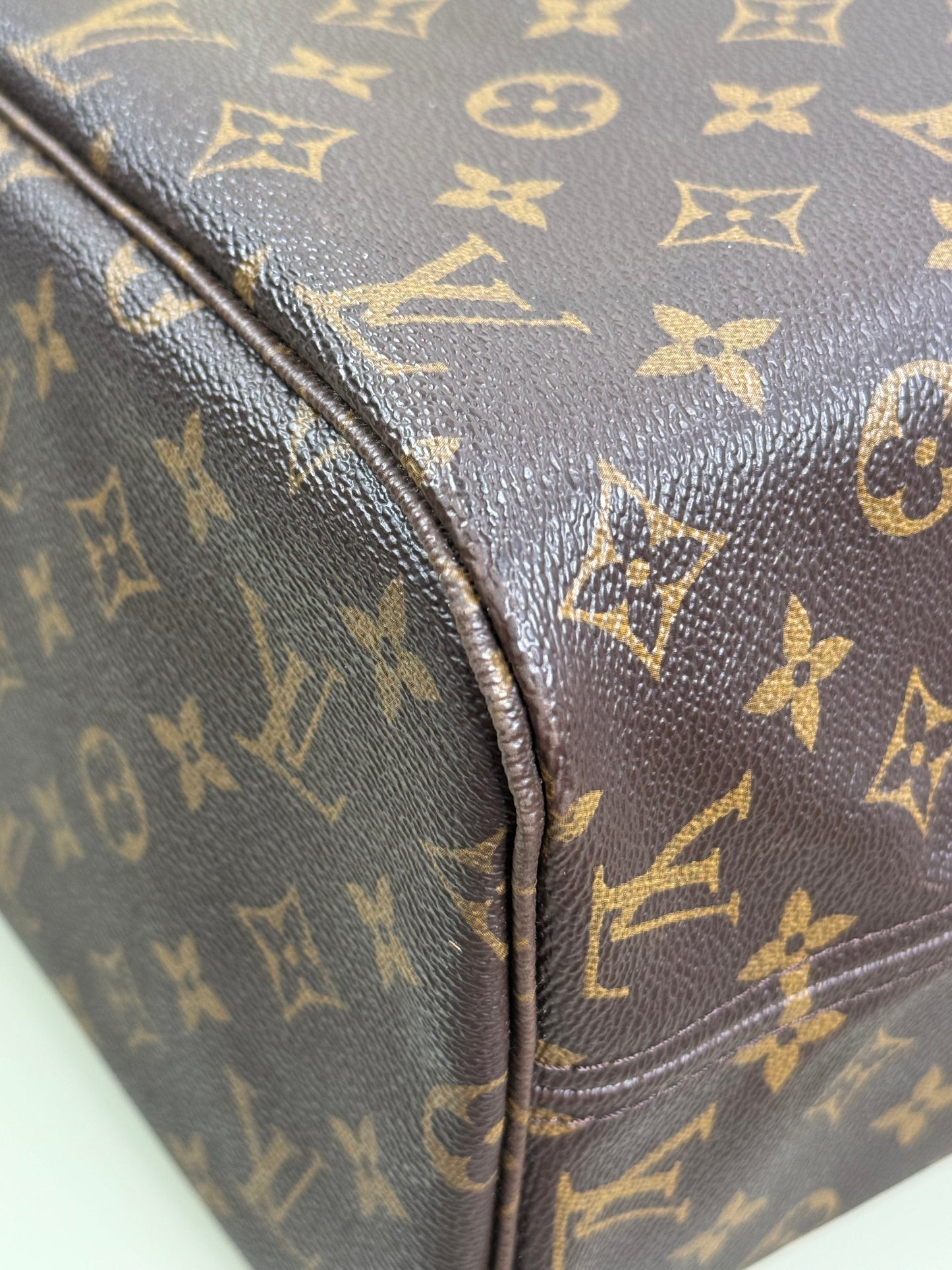 Preowned Louis Vuitton Neverful Mm size