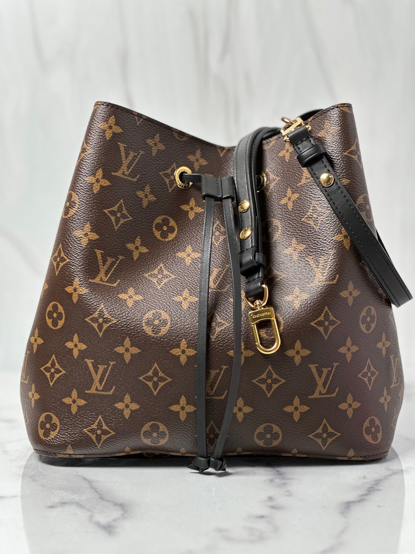 Pre-Owned Louis Vuitton Neonoe Noir