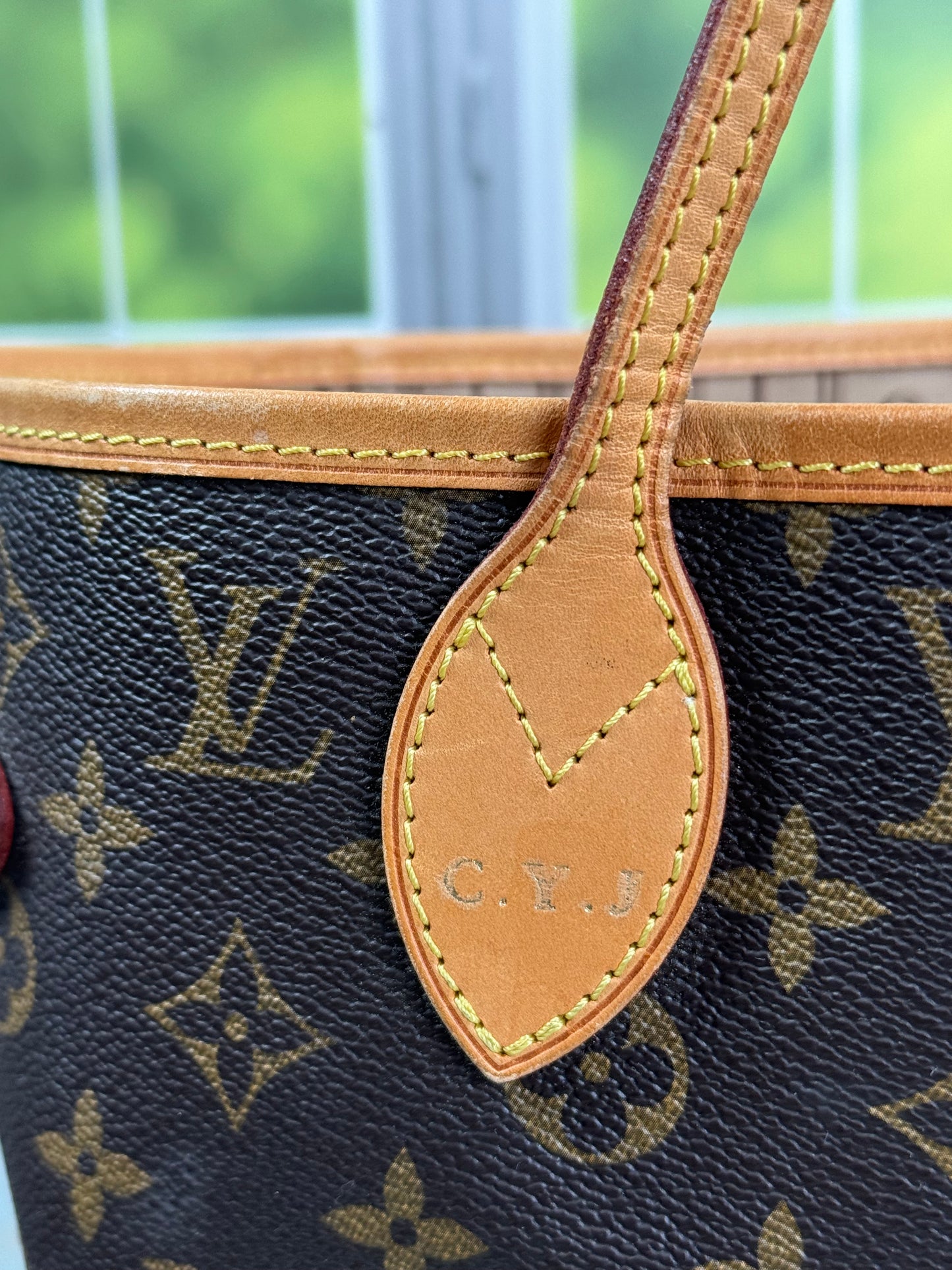 Preowned Louis Vuitton Neverful Mm size