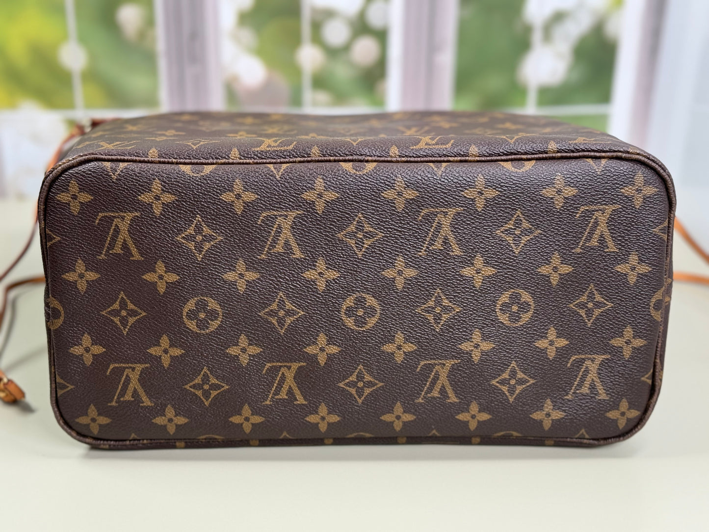 Preowned Louis Vuitton Neverful Mm size