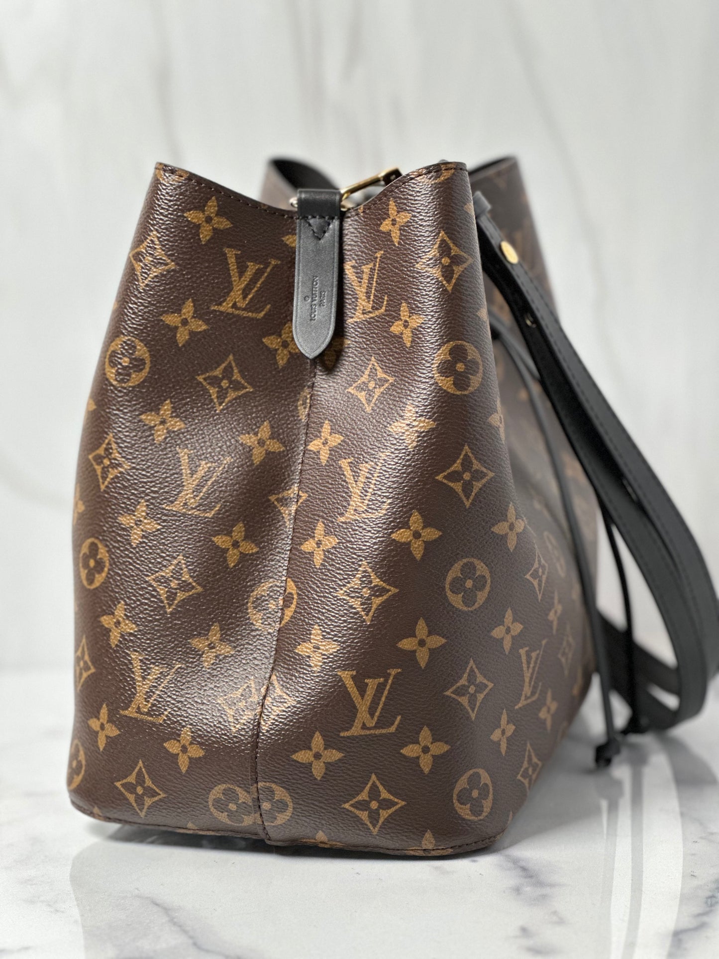 Pre-Owned Louis Vuitton Neonoe Noir