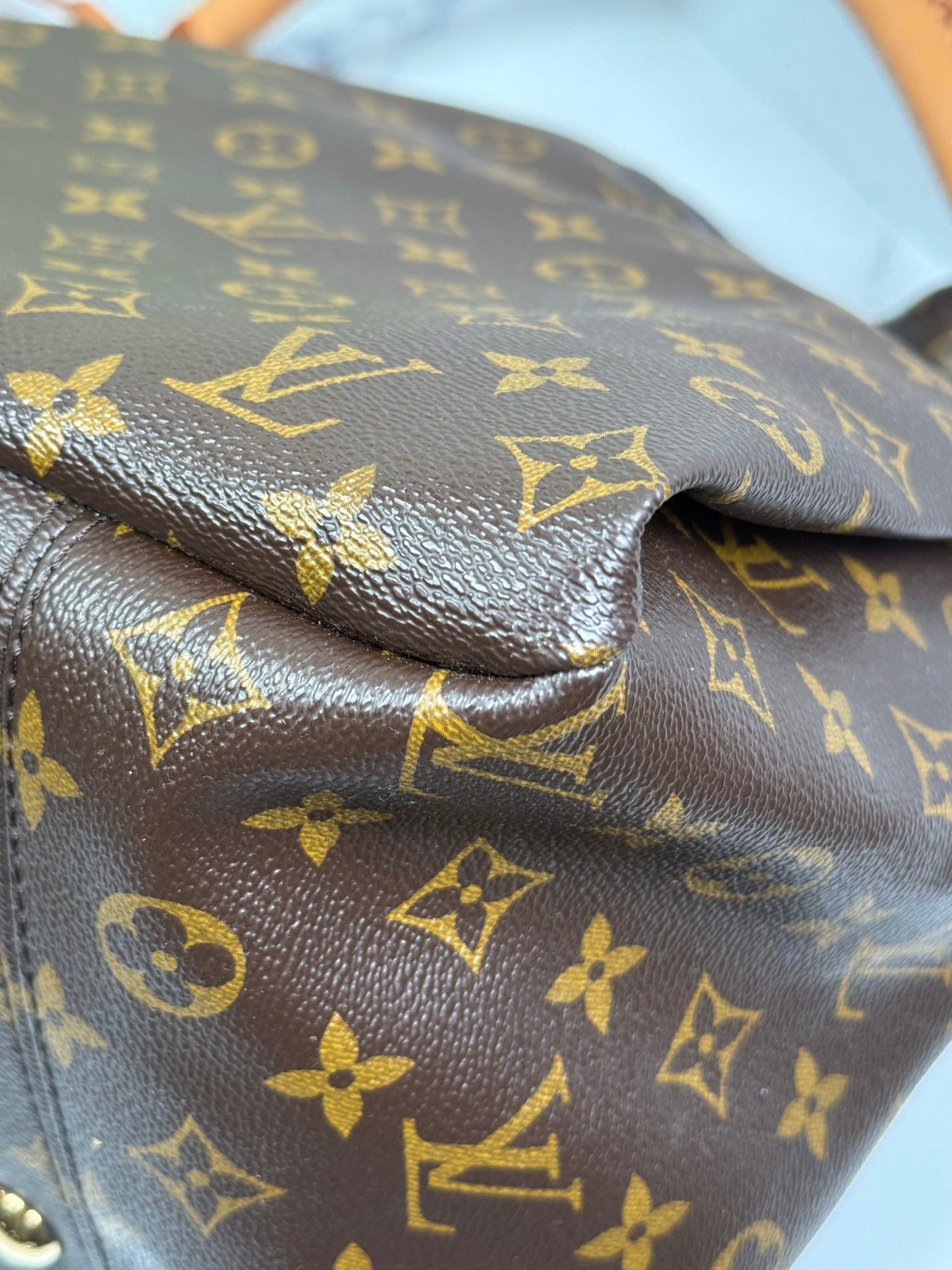 Preowned Louis Viitton Artsy MM size monogram