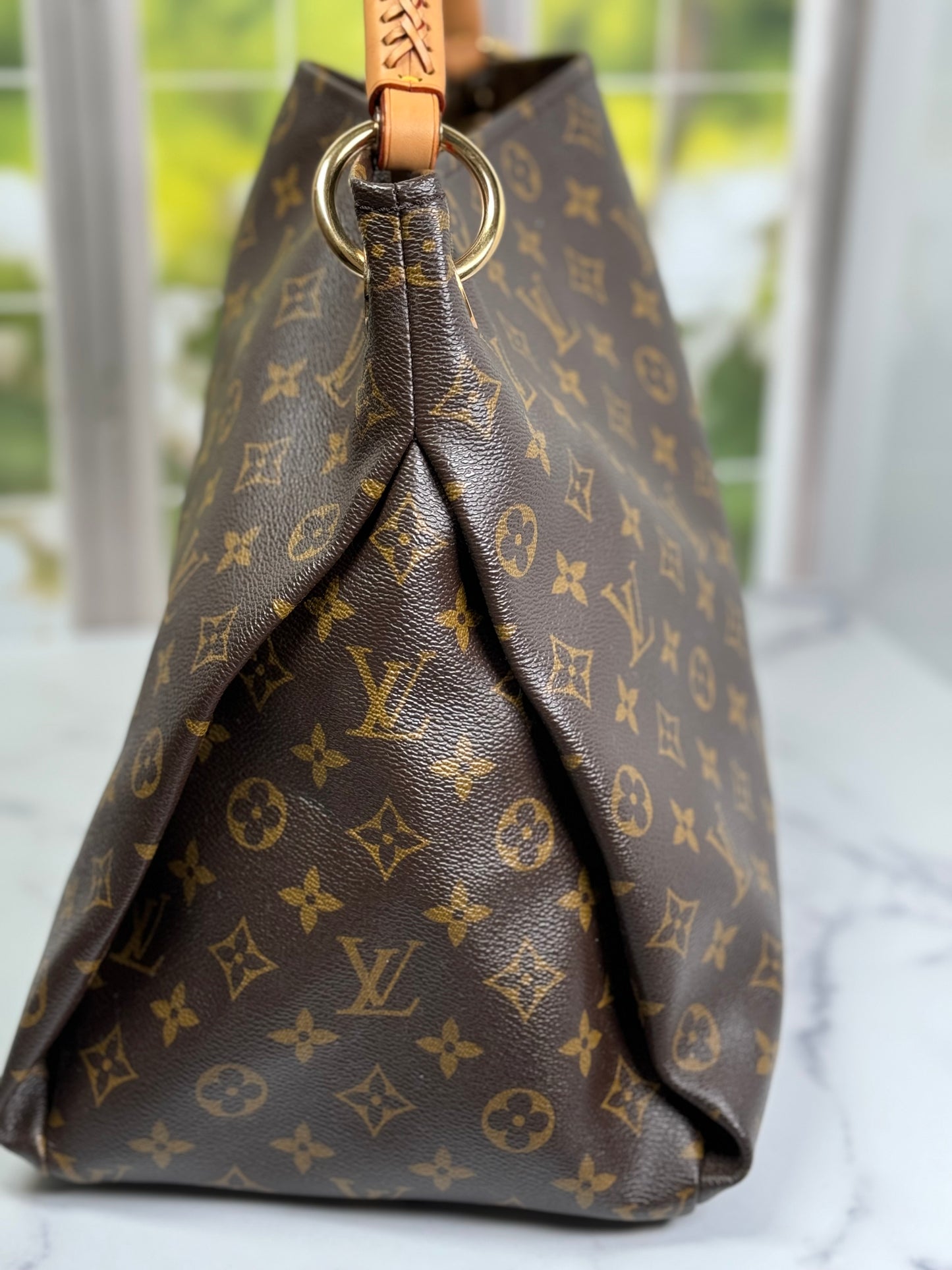 Preowned Louis Viitton Artsy MM size monogram